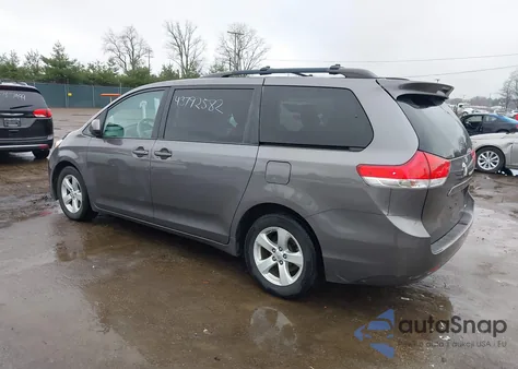 2014 Toyota Sienna Le V6 8 Passenger z USA, uszkodzony, nr VIN 5TDKK3DC6ES418253